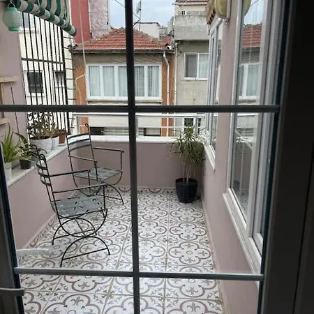 Terrace Flat In The Kadikoy Center *
