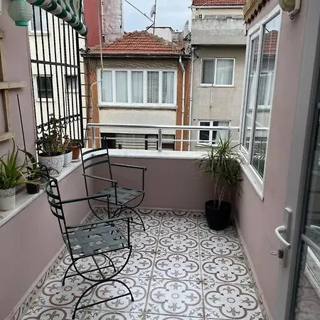 Terrace Flat In The Kadikoy Center Istanbul